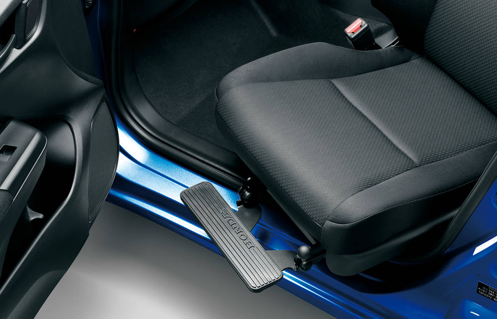 Nissan Grace Handicapped Car Front Seat Rotate Type