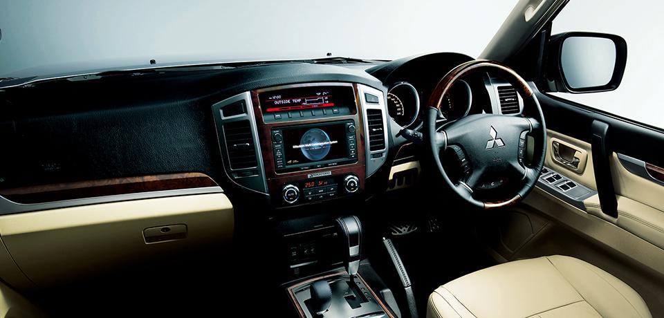 New Mitsubishi Pajero - Cockpit View