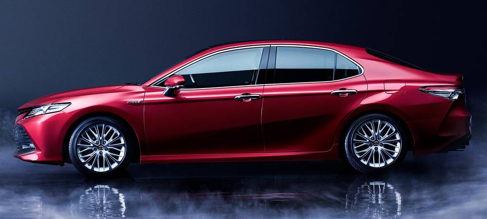 New Toyota Camry Hybrid photo: Side view